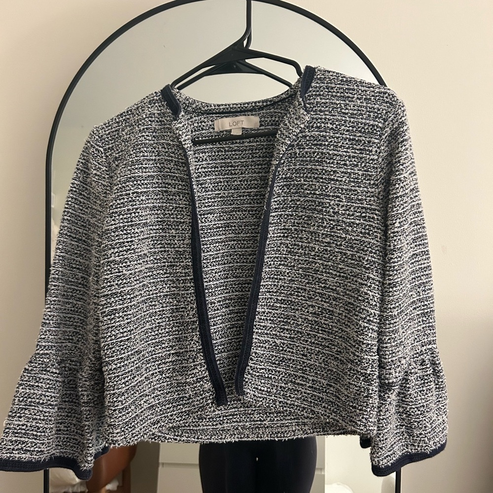 LOFT Women's Navy and White Sweater